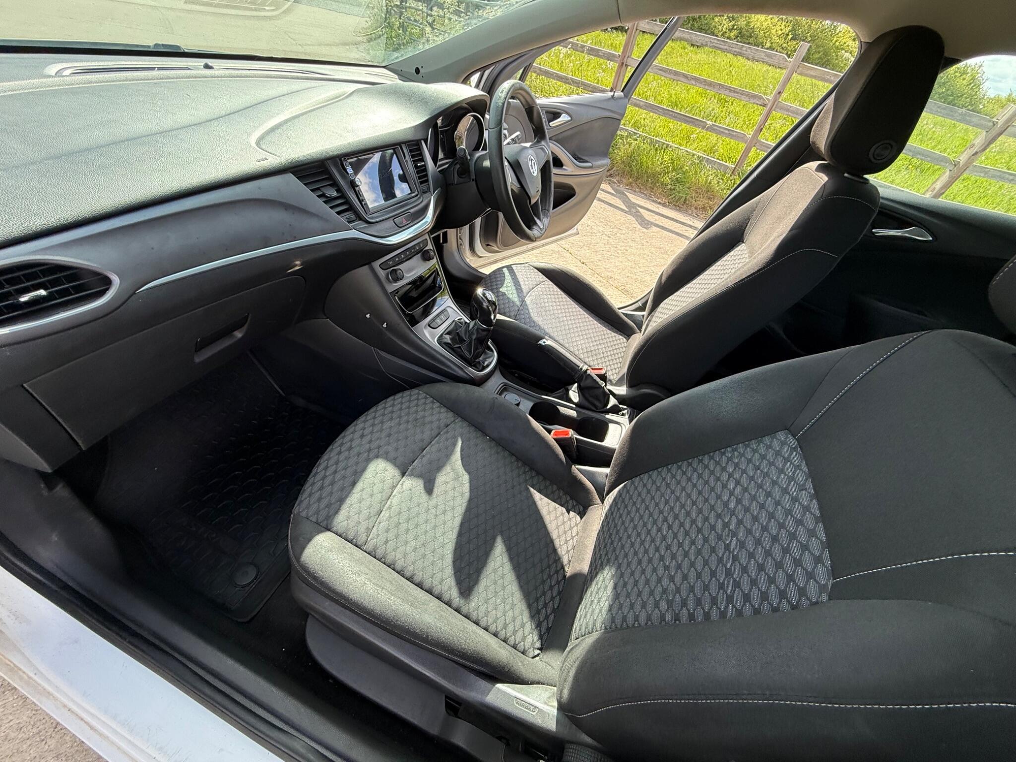 Vauxhall Astra 1.6 CDTi Tech Line Sports Tourer Euro 6 (s/s) 5dr — photo 103 of 104